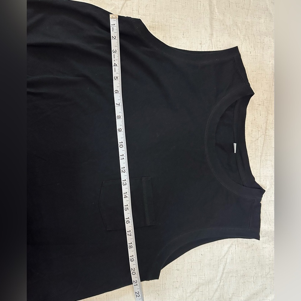 Old Navy Black Sleeveless Fitted Tank Top - Picture 2 of 10
